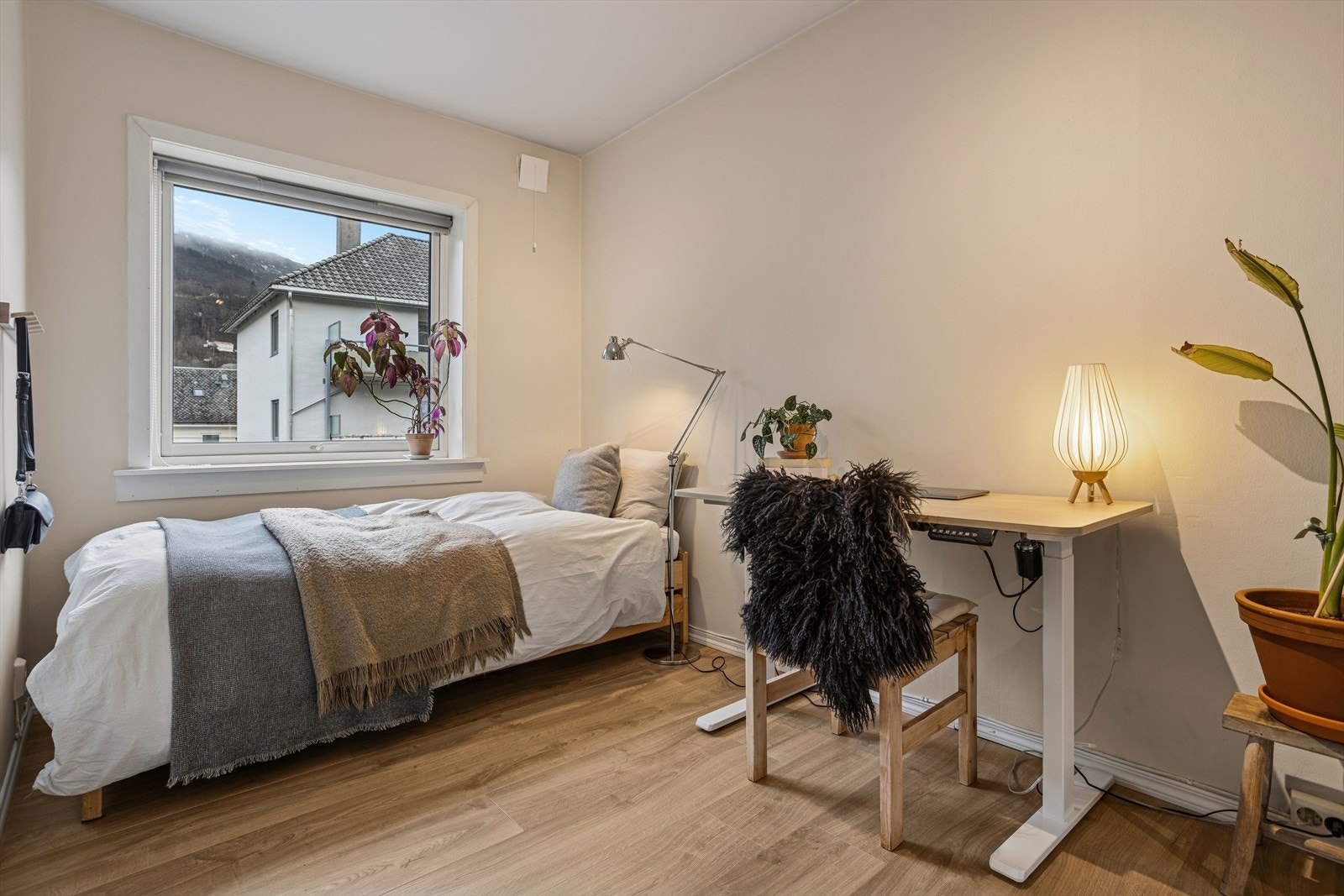 Et ypperlig rom for gjester, barn - eller som et kombinert kontor- og hobbyrom. Galleribilde