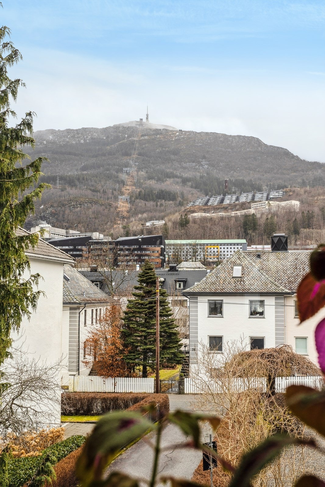 Fra soverommet har du utsikt mot Ulriken. Galleribilde
