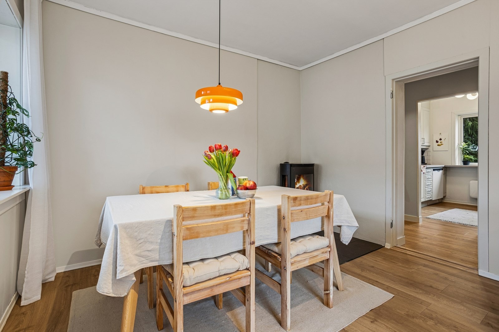 Det er lagt laminatgulv i hele boligen fra 2024 og malte flater i lyse farger. Galleribilde