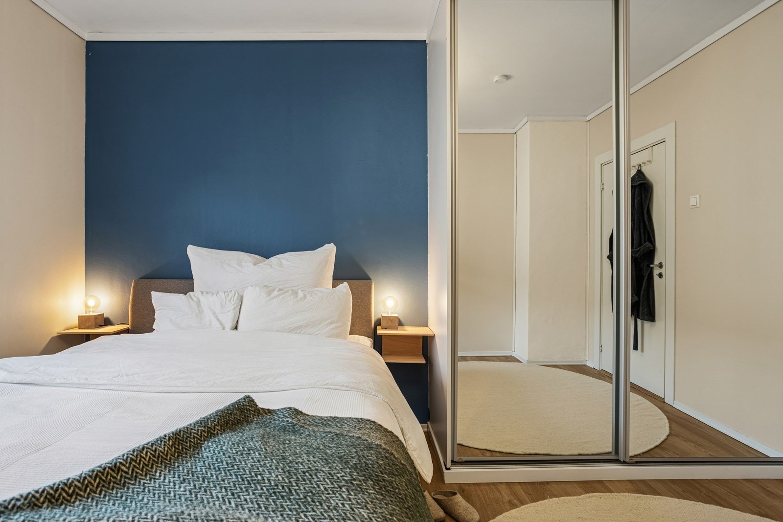 Rommet tilbyr godt med skapplass og gir samtidig mulighet for å innrede med skrivepult, kommode og nattbord - alt etter behov. Galleribilde