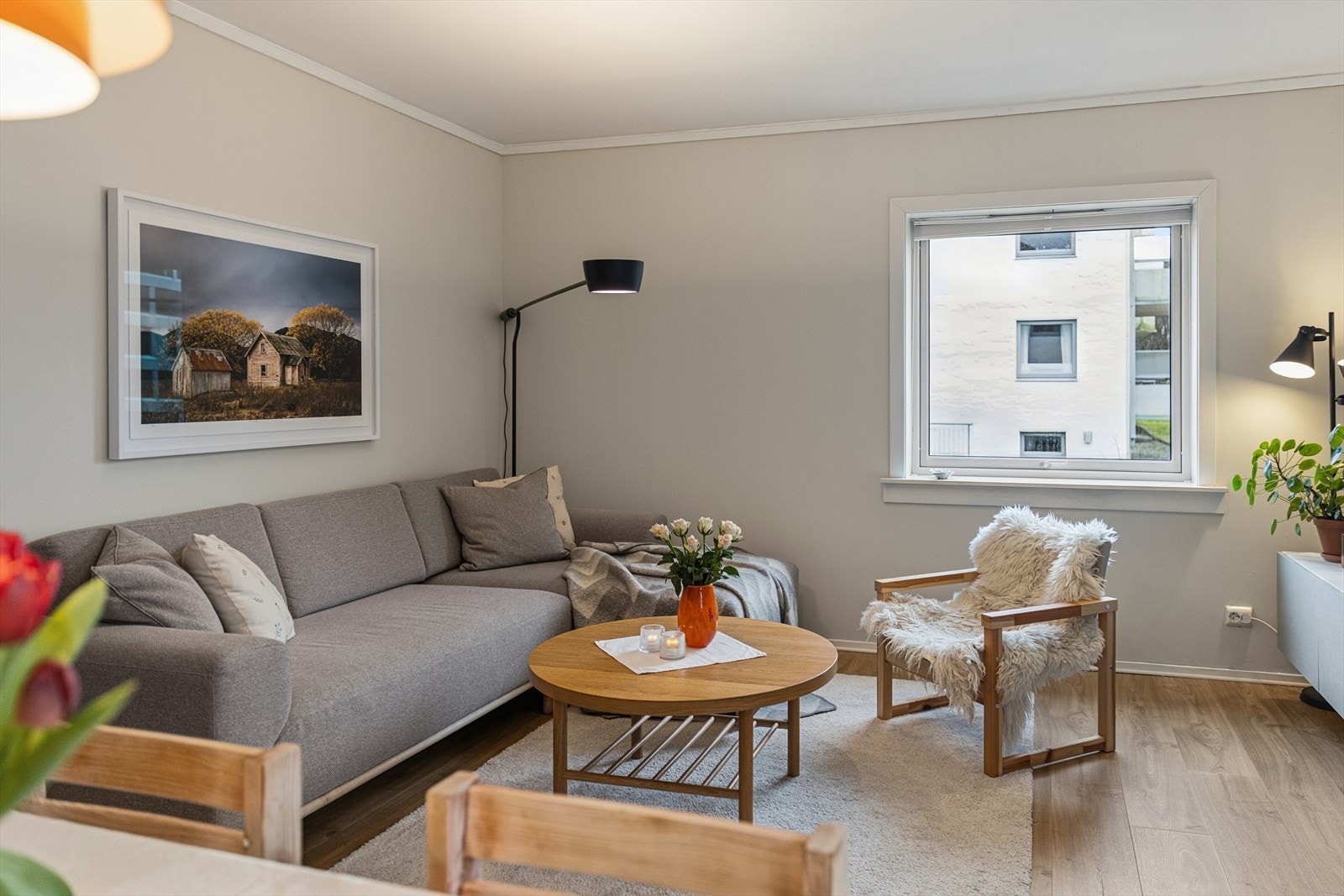 Gjennomtenkt planløsning med fleksible møbleringsmuligheter, med plass til både sofagruppe, TV-løsning og annet møblement. Galleribilde