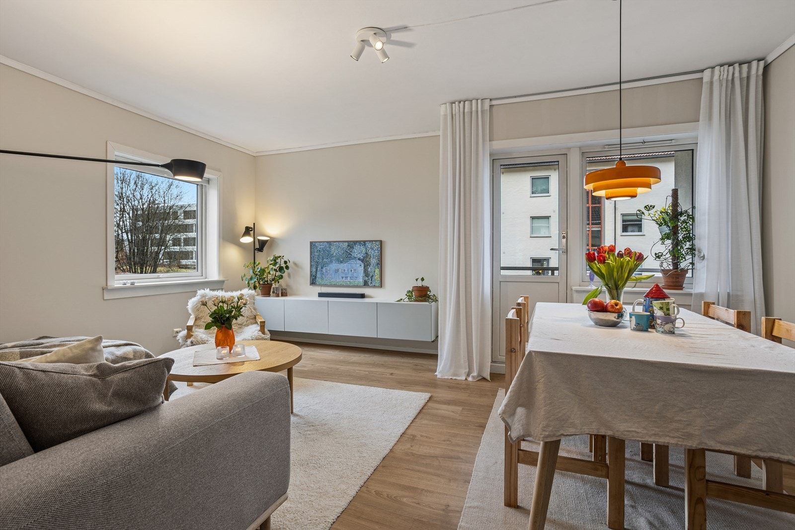 Fra gangen kommer du til en moderne stue, med plass til spisebord og sittegruppe. Galleribilde