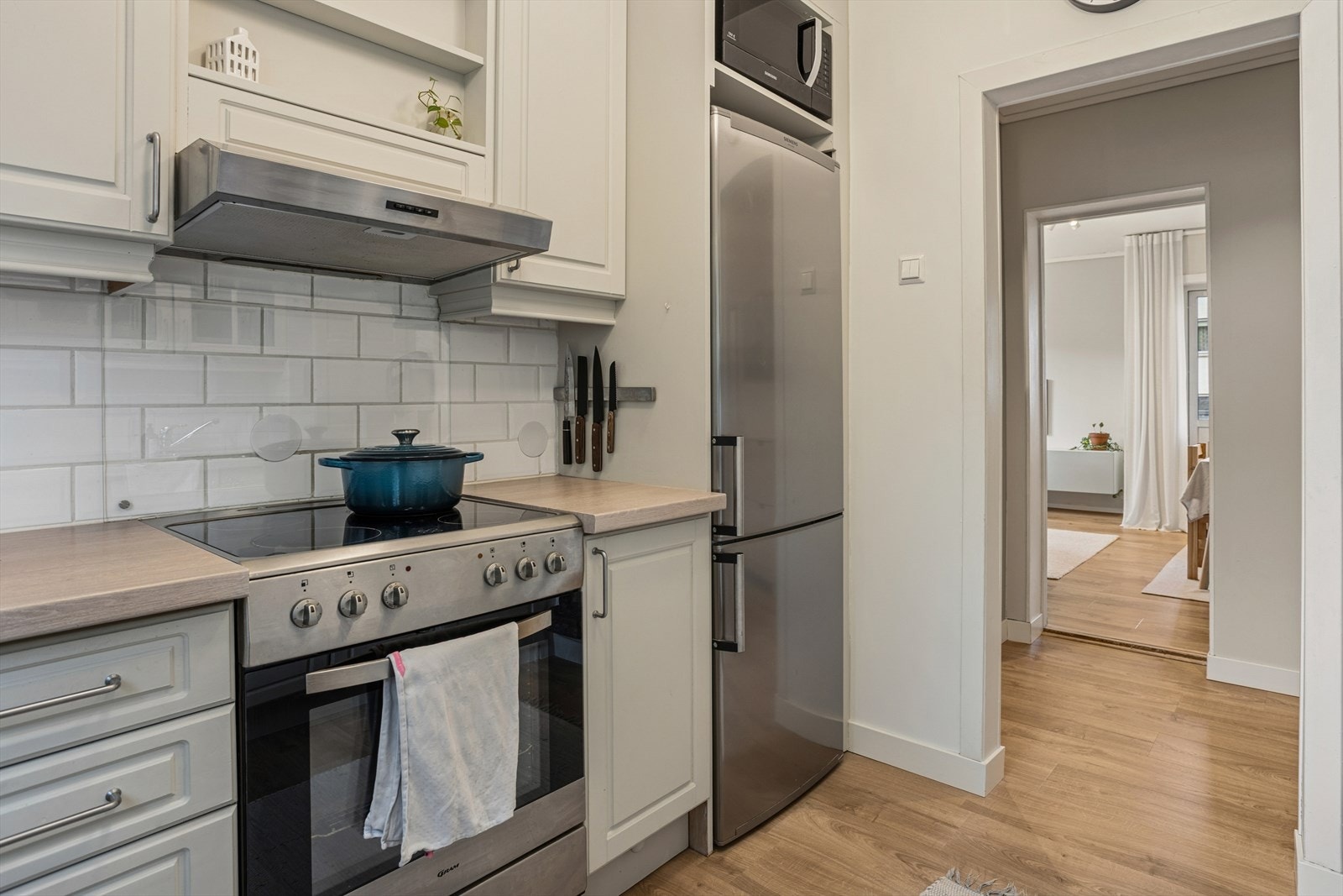 Laminat, slitesterk benkeplate, kjøleskap og oppvaskmaskin - alt du kan forvente av et velfungerende kjøkken. Galleribilde