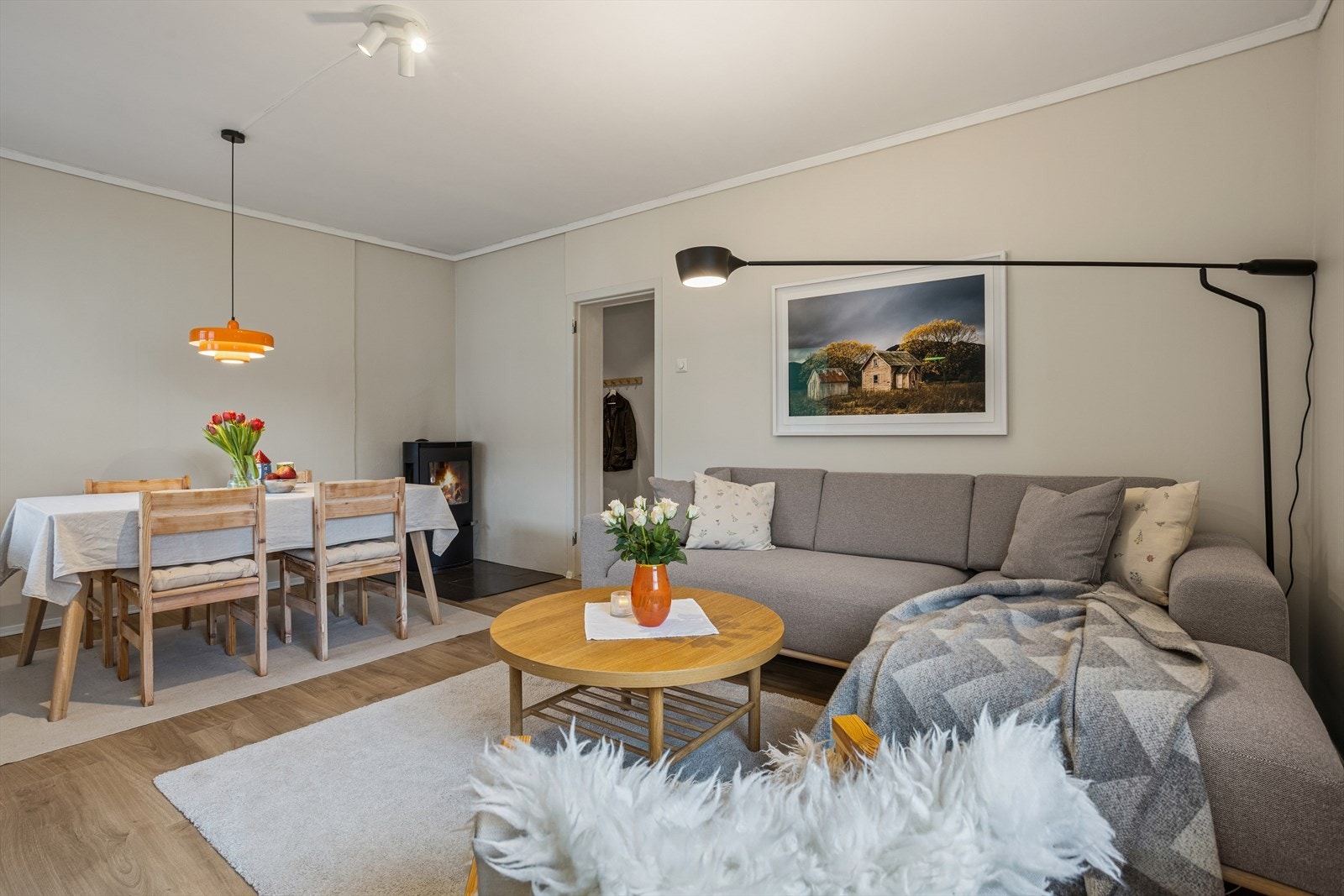 Leiligheten byr på en innbydende entré, to romslige soverom, kjøkken, stue og et nytt, lekkert bad fra 2024. Galleribilde