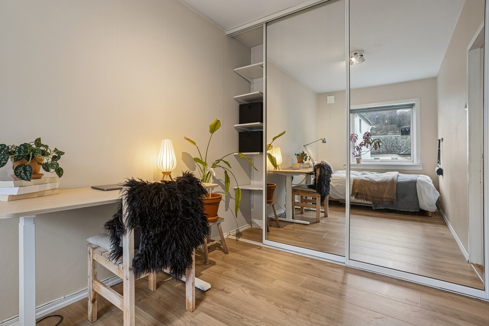 Det andre soverommet er også romslig og har en fleksibel planløsning. Garderobeskap på begge soverom medfølger. Galleribilde