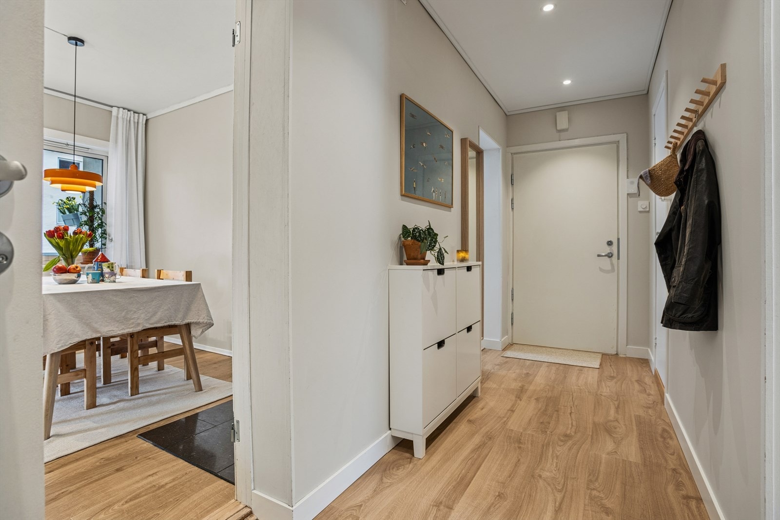 I det man beveger seg inn, møtes man av en innbydende entré med mulighet for å henge fra seg yttertøy. Galleribilde