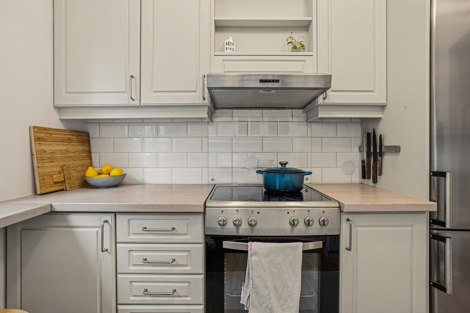 Hvitevarer som medfølger handelen: kjøleskap, komfyr, mikrobølgovn og oppvaskmaskin. Galleribilde