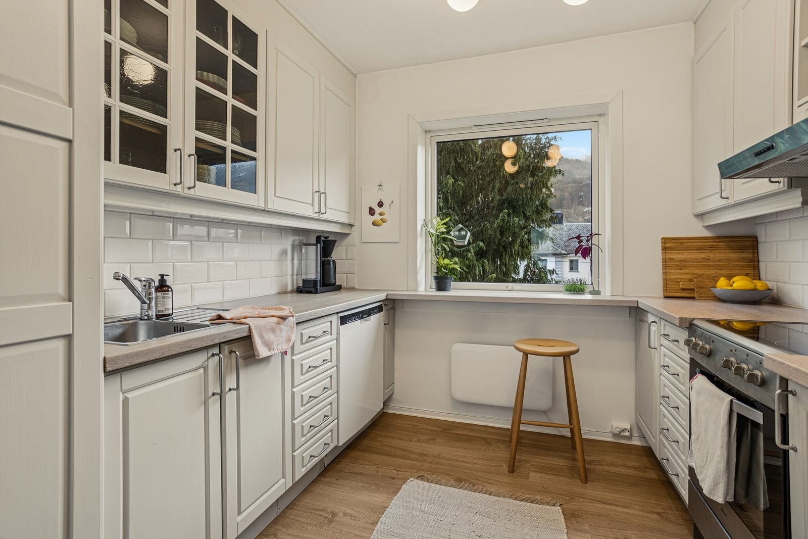 Kjøkken i eget rom, og er innredet med lyse, profilerte fronter og plassbesparende løsninger. Galleribilde