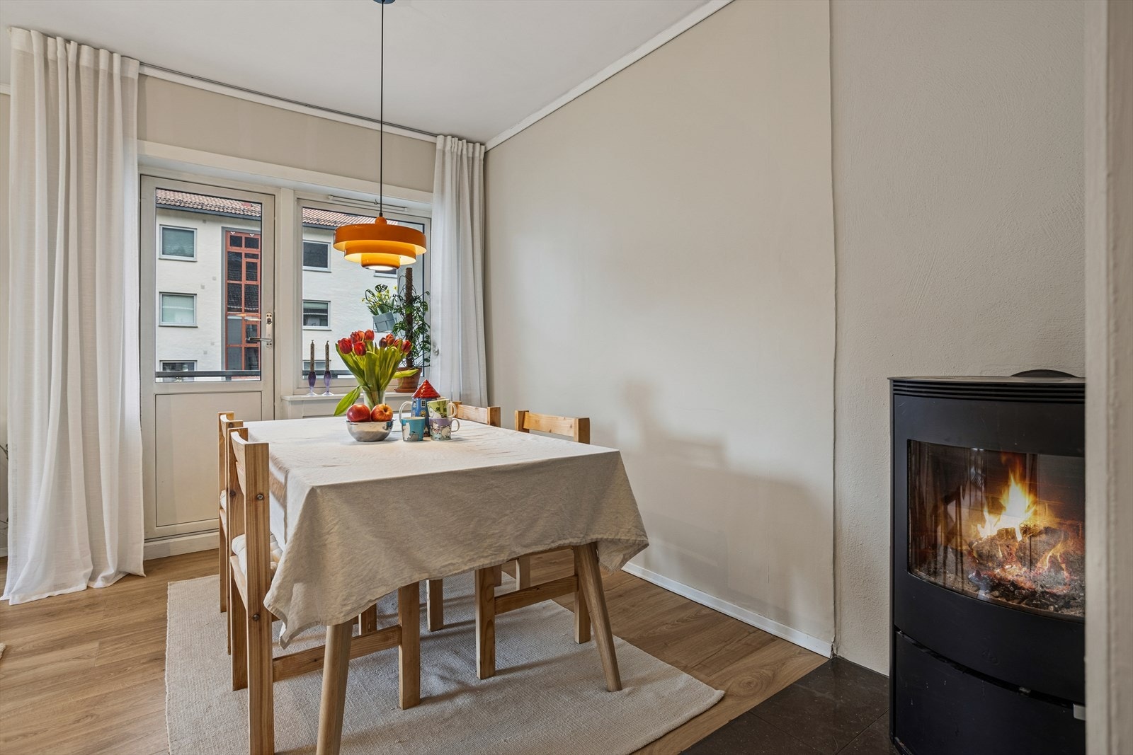 Fra stuen er det tilkomst til en flott og solrik balkong på ca. 9 m². Galleribilde