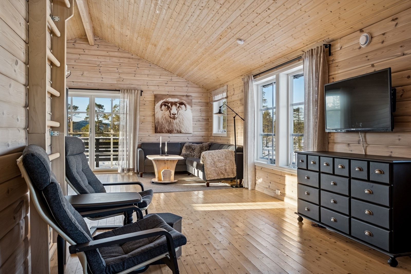 Her kommer man fra gang og inn i stua. Galleribilde