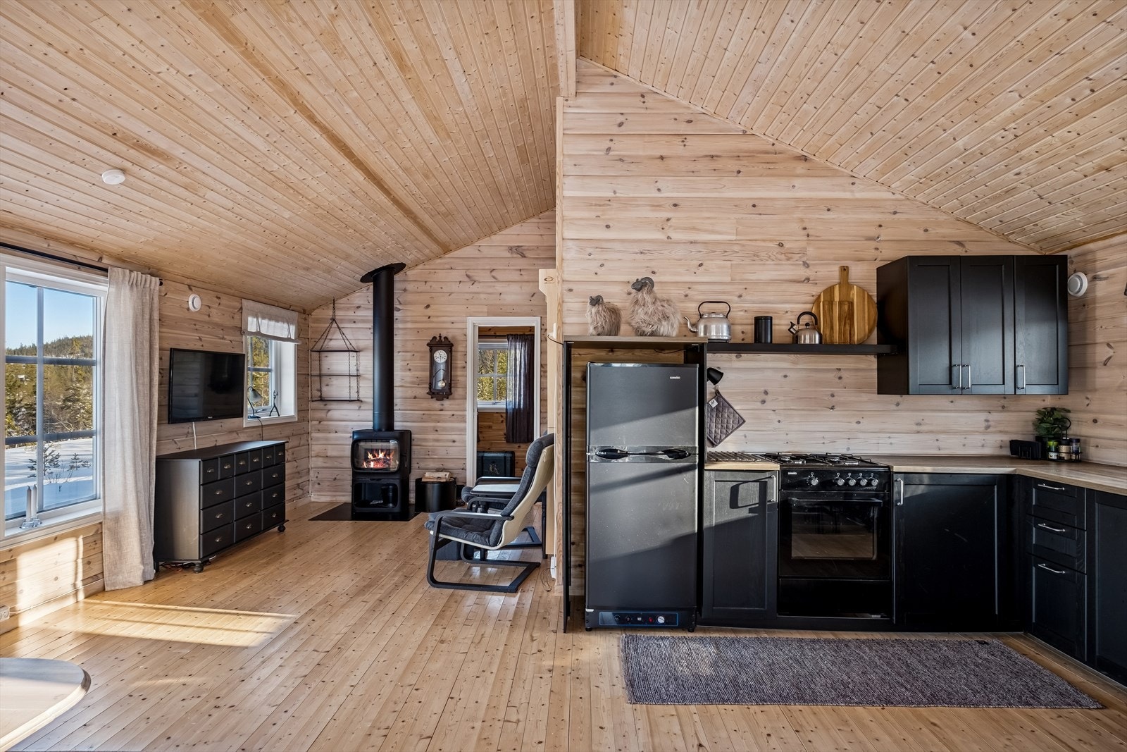 Stue mot kjøkken og tv plass. Galleribilde