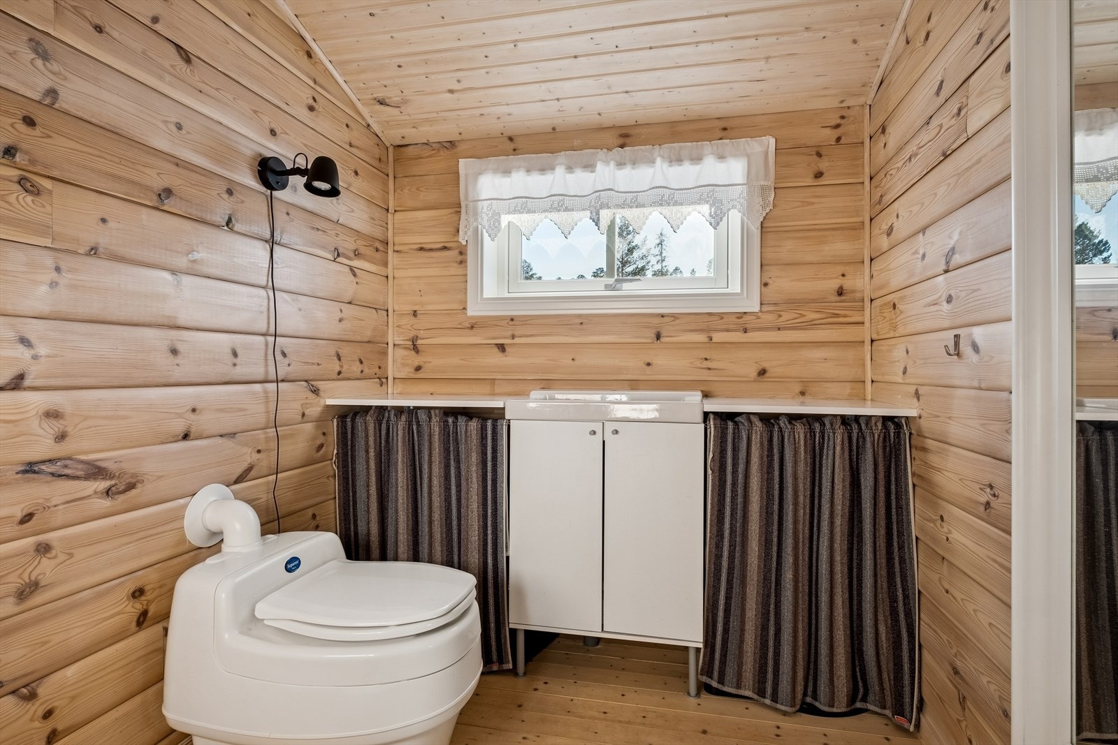 Toalett/vaskerom. Toalettløsning Separette Villa. Velfungerende løsning uten luktproblematikk. Galleribilde