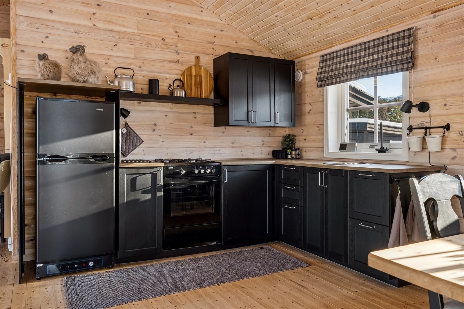 Gasskjøleskap og komfyr medfølger i handel. Galleribilde