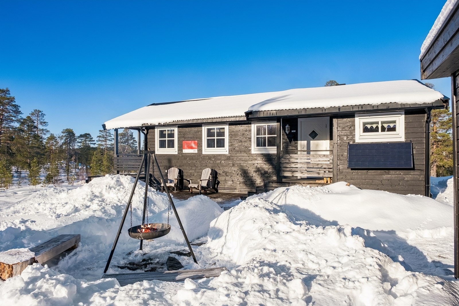 Grillplass i forkant av hytta. Galleribilde