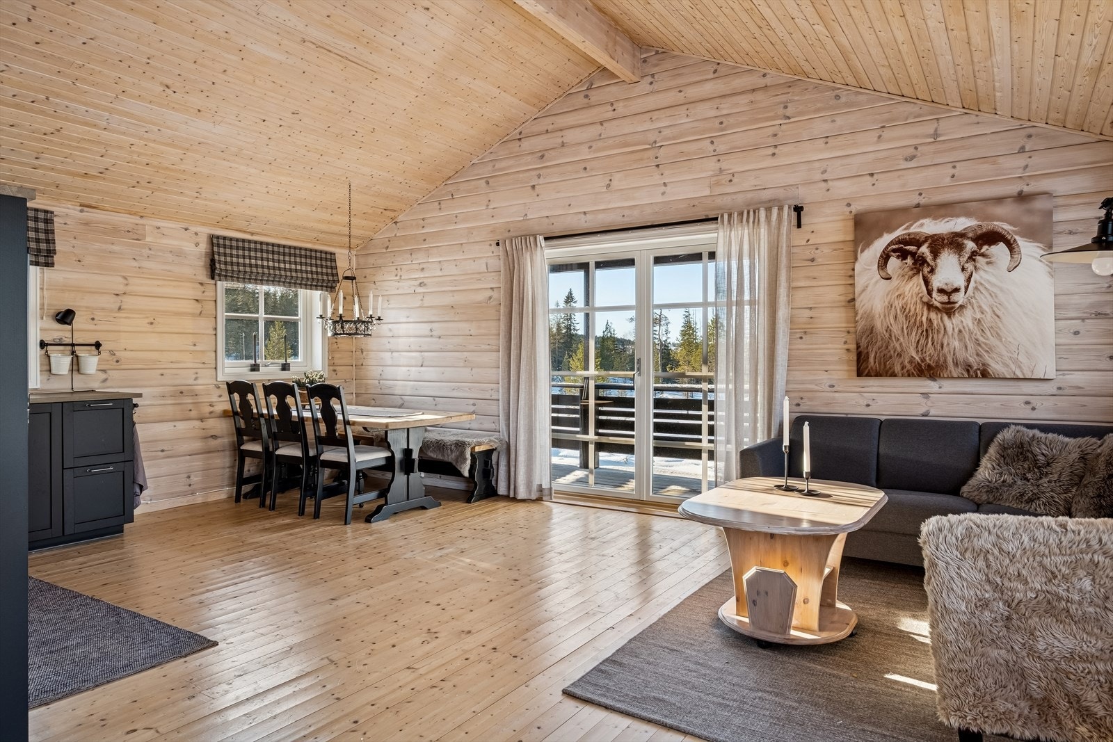 Lys og luftig stueløsning. Adkomst til veranda. Galleribilde