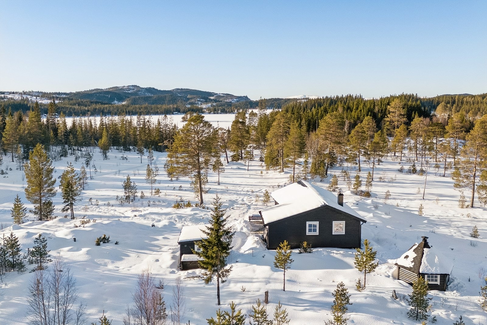 Utsikt mot Skjærsjøen, ned til høyre får du Bleia. Galleribilde