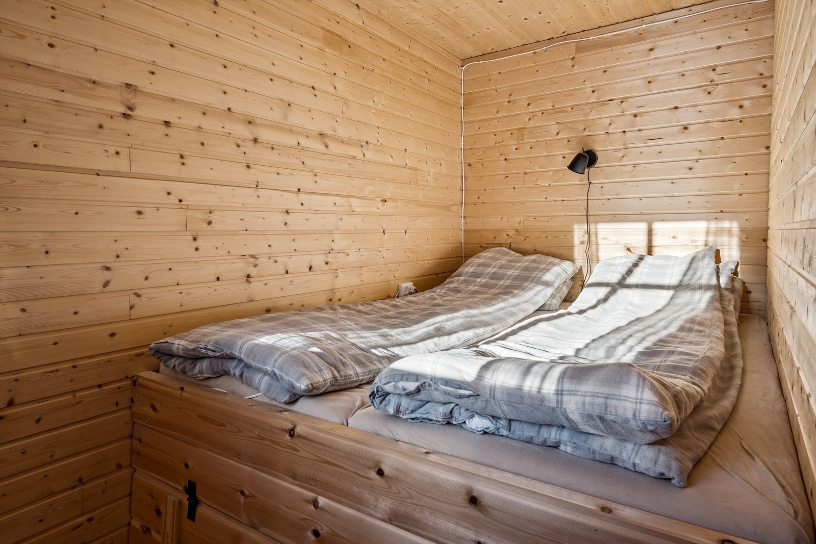 Hovedsoverom. Plassbygd seng med lagringsplass under. Galleribilde