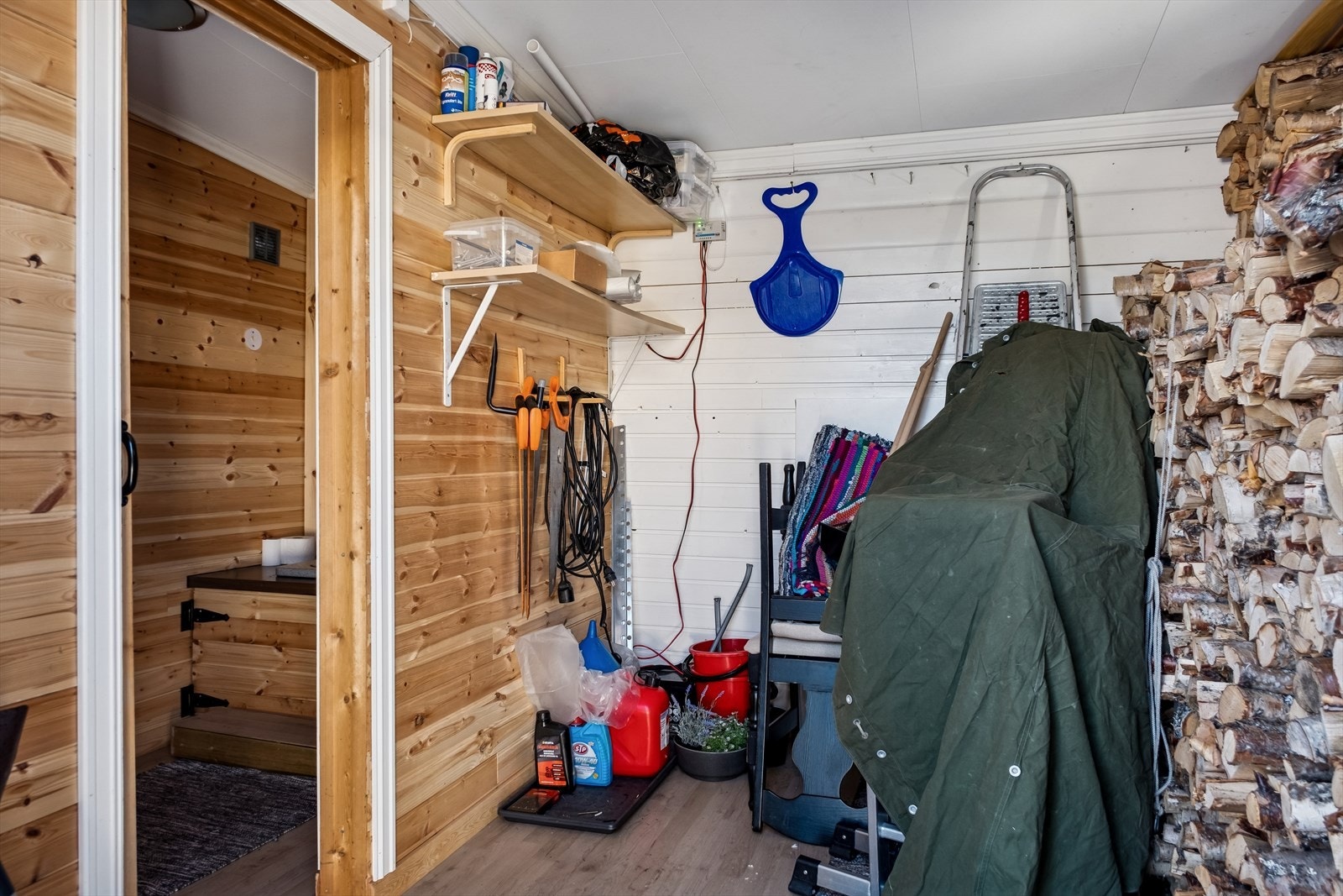 Toalettrom og lagerplass i uthus. Galleribilde