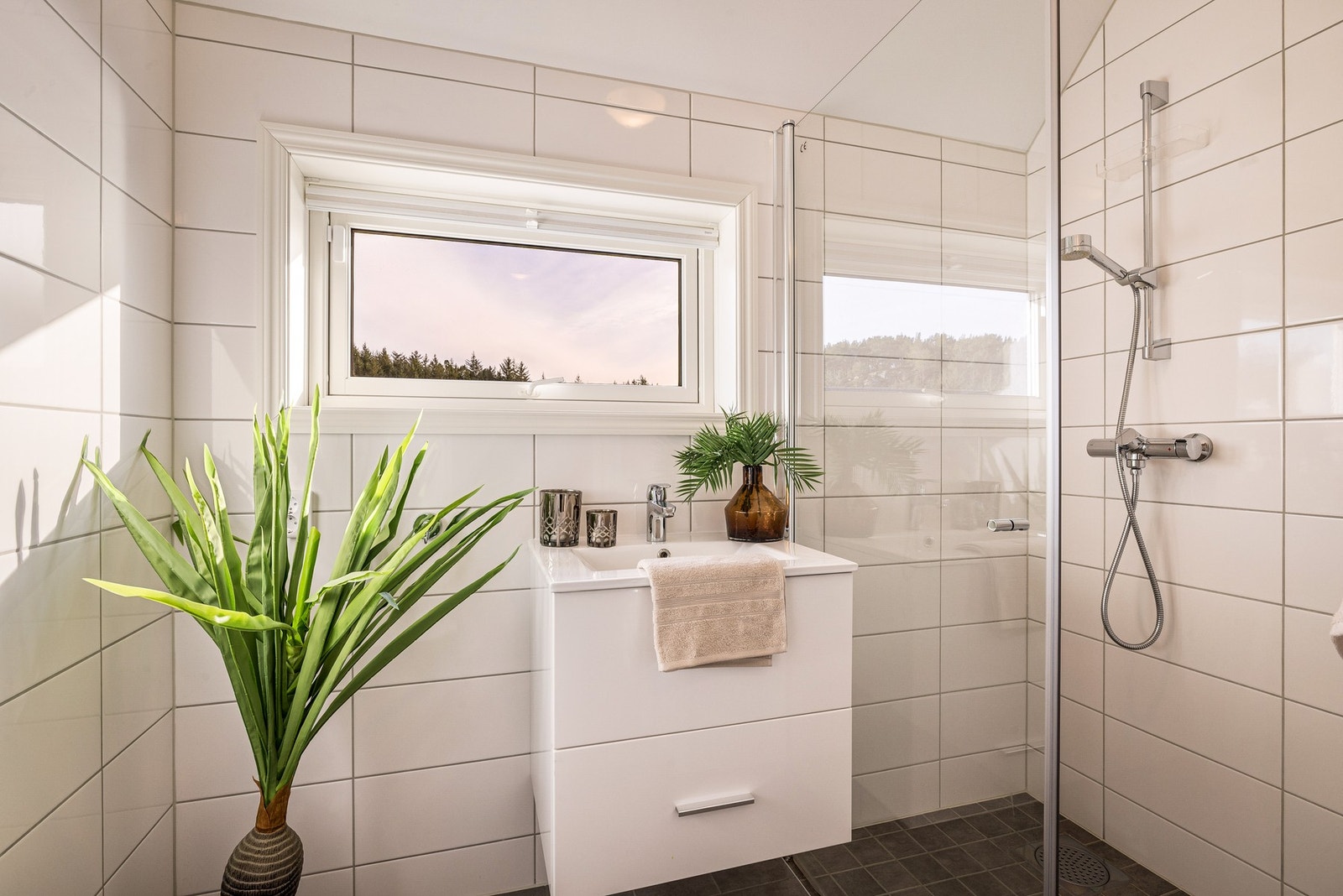 Badet er 2,9 kvm og er innredet med toalett og dusj Galleribilde