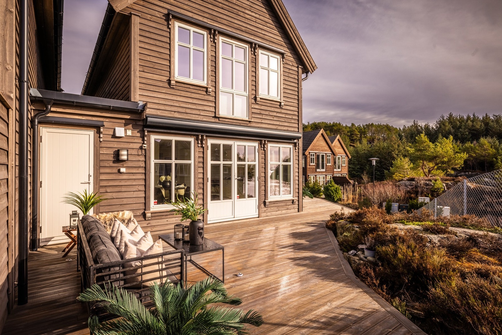 Utvendig bod på 6 kvm som inneholder vaskerom og god oppbevaringsplass Galleribilde