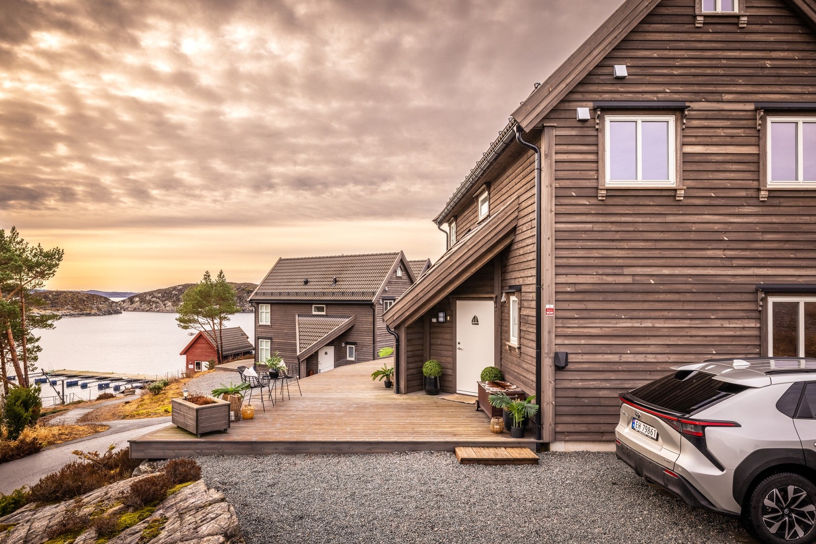 Parkeringsplass like utenfor inngangsdøren Galleribilde