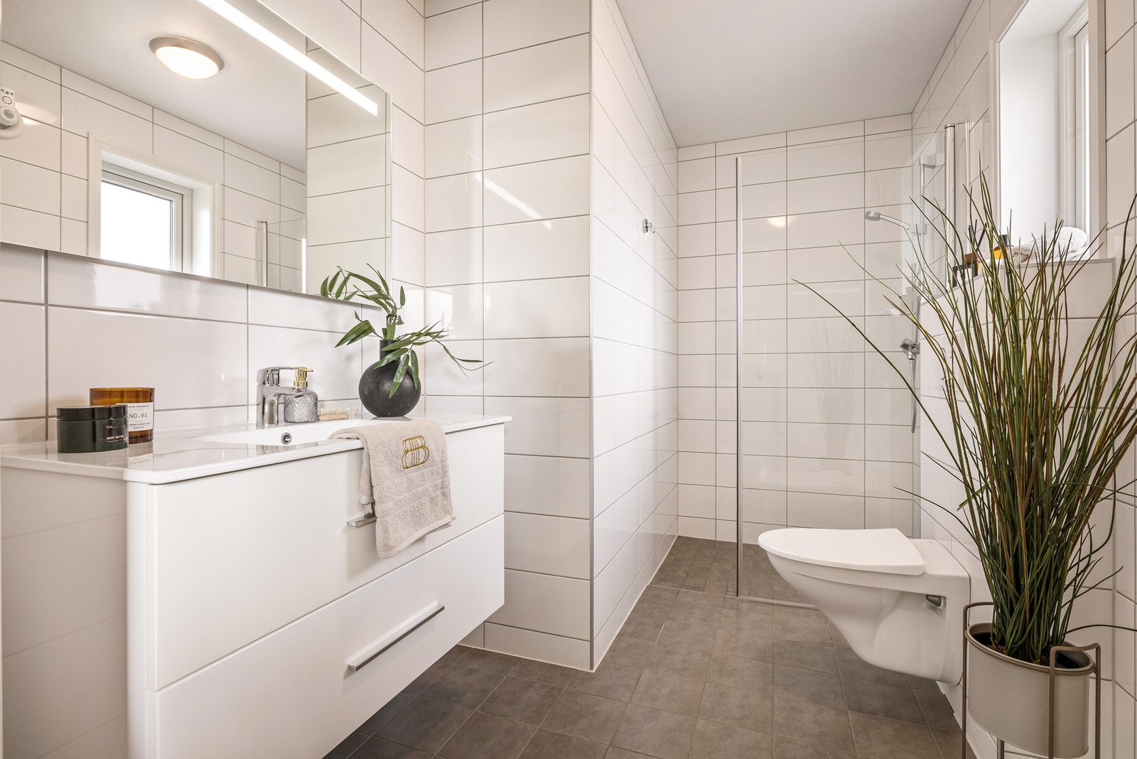 Det er opplegg for vaskemaskin og utslagsvask i bod på 6 kvm med utvendig inngang Galleribilde