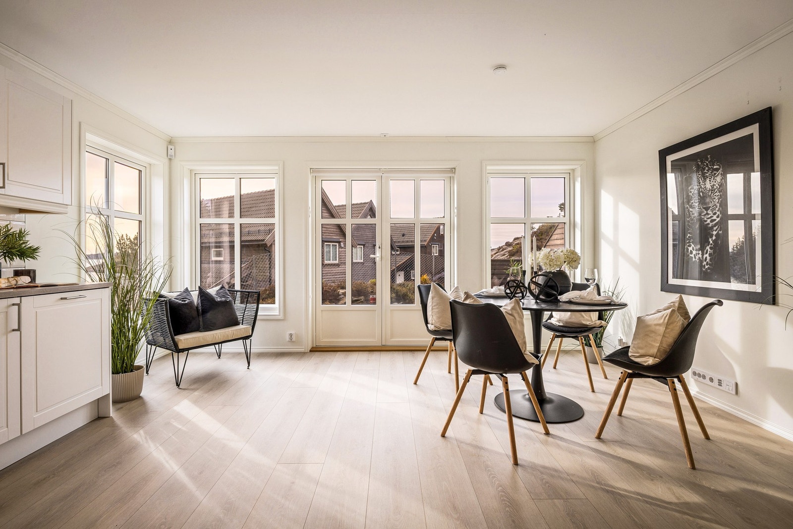 Store vindusflater som gir godt lysinnslipp Galleribilde