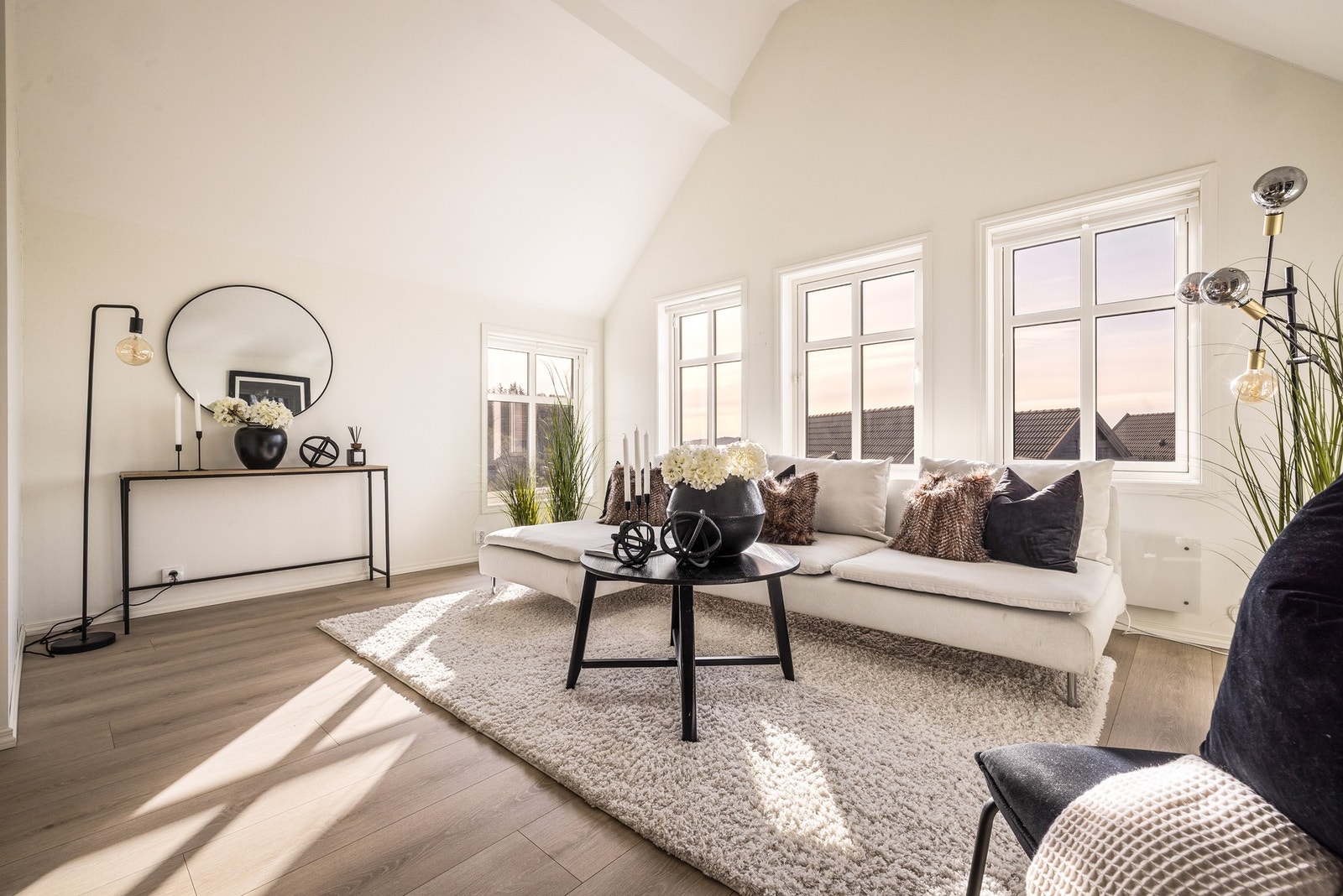 Stuen er av god størrelse med flere innredningsmuligheter Galleribilde