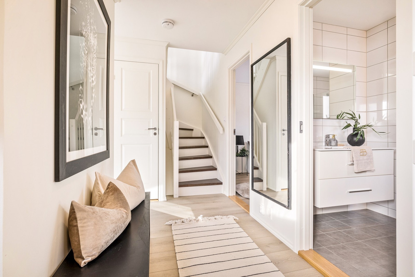 Gangen er 7,5 kvm og har god oppbevaringsplass - her ser man også dør til kott under trappen på 1,3 kvm Galleribilde