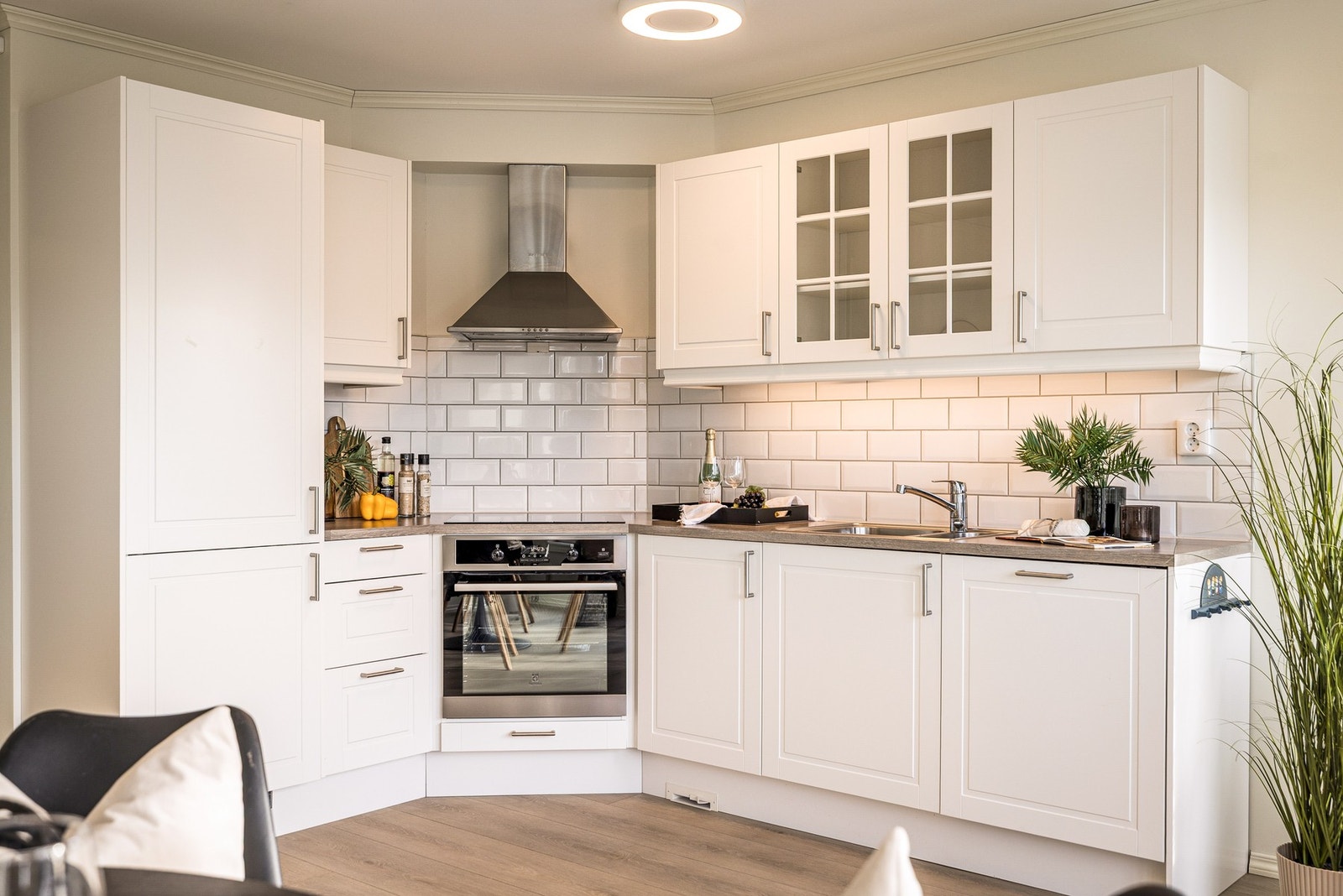 Lekkert kjøkken med integrerte hvitevarer og alt man trenger for å diske opp de lekreste retter Galleribilde