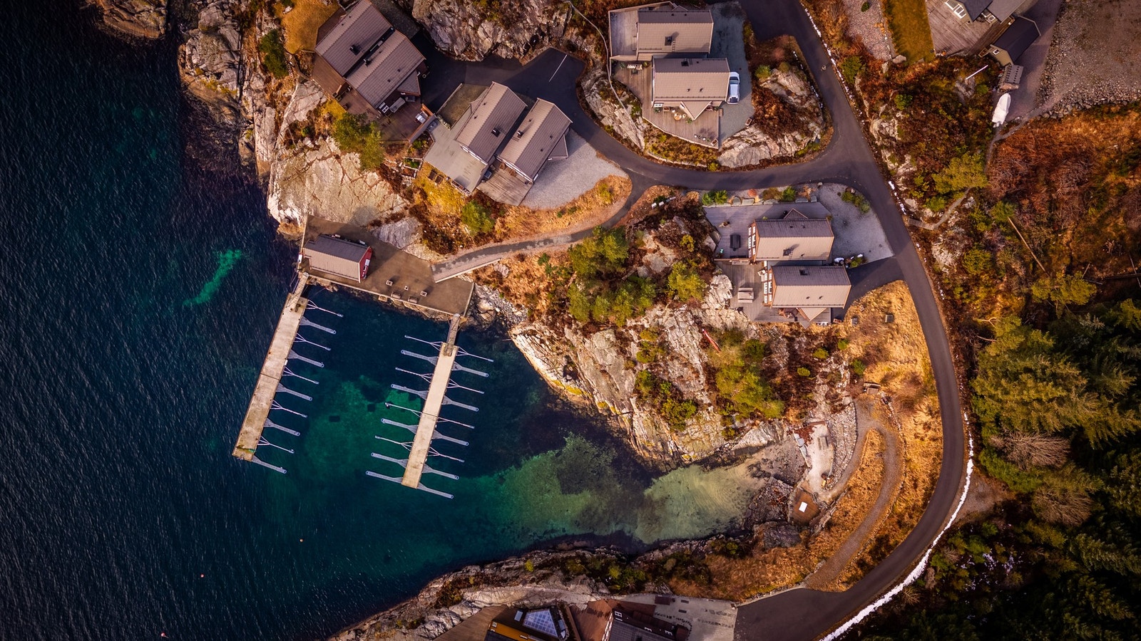 Usholmvika er skjermet med bom inn til hyttefeltet og har et veldrevet sameie med godt naboskap Galleribilde