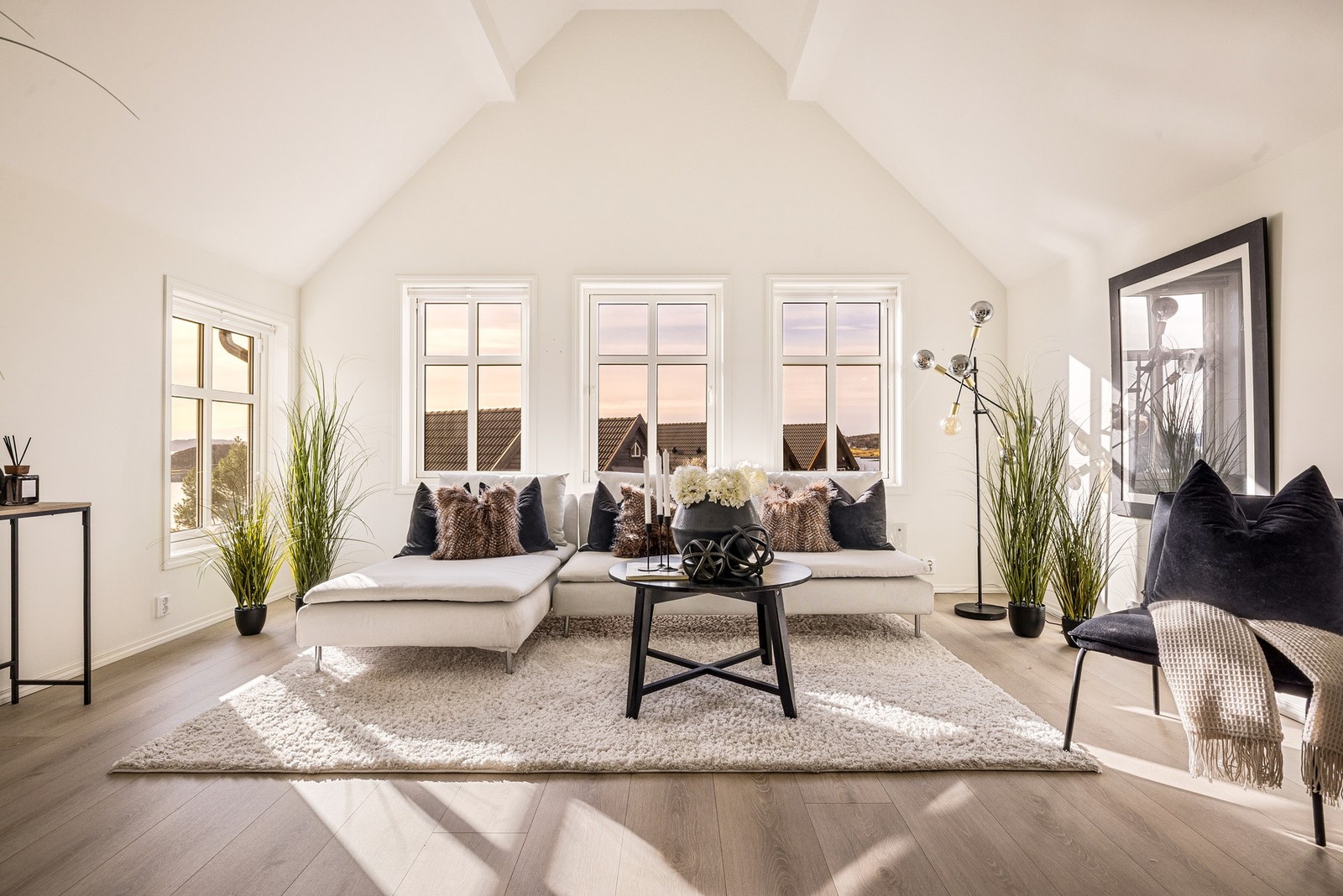 Luftig stue i 2.etasje på 26,5 kvm med god takhøyde Galleribilde