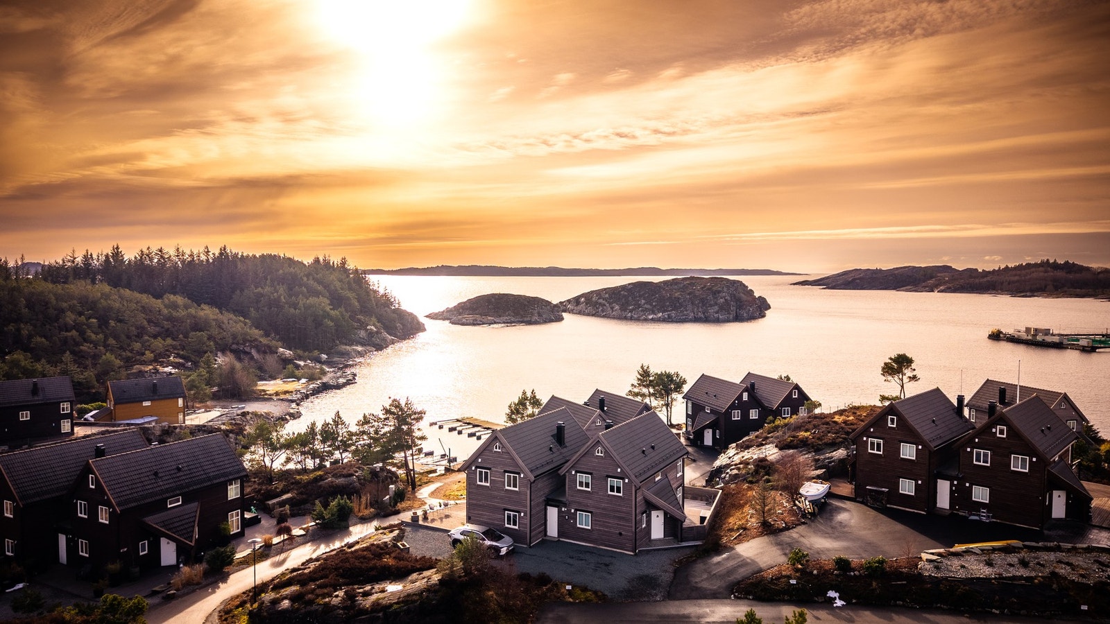 Hytten har kort vei ned til fast båtplass i felles marina Galleribilde