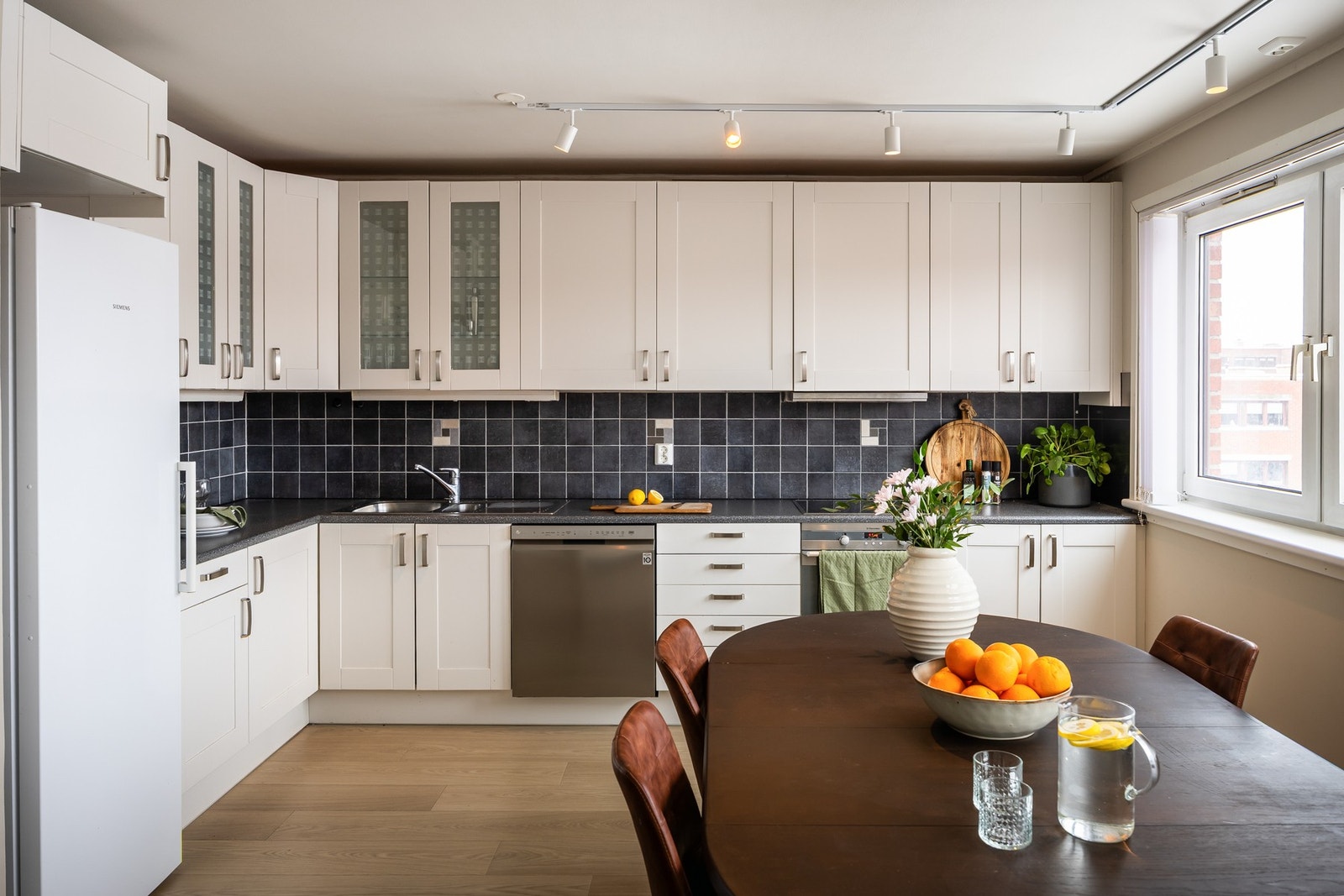 Moderne og pent kjøkken hvor alle hvitevarene medfølger salget Galleribilde