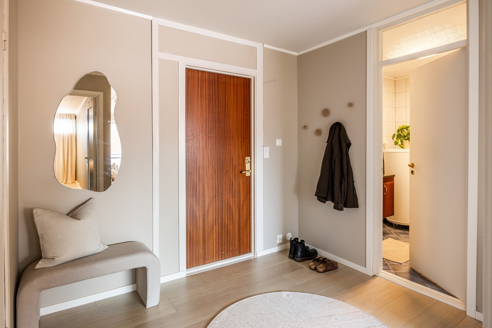 Både bad, WC og vaskerommet har inngang fra gang/entré Galleribilde