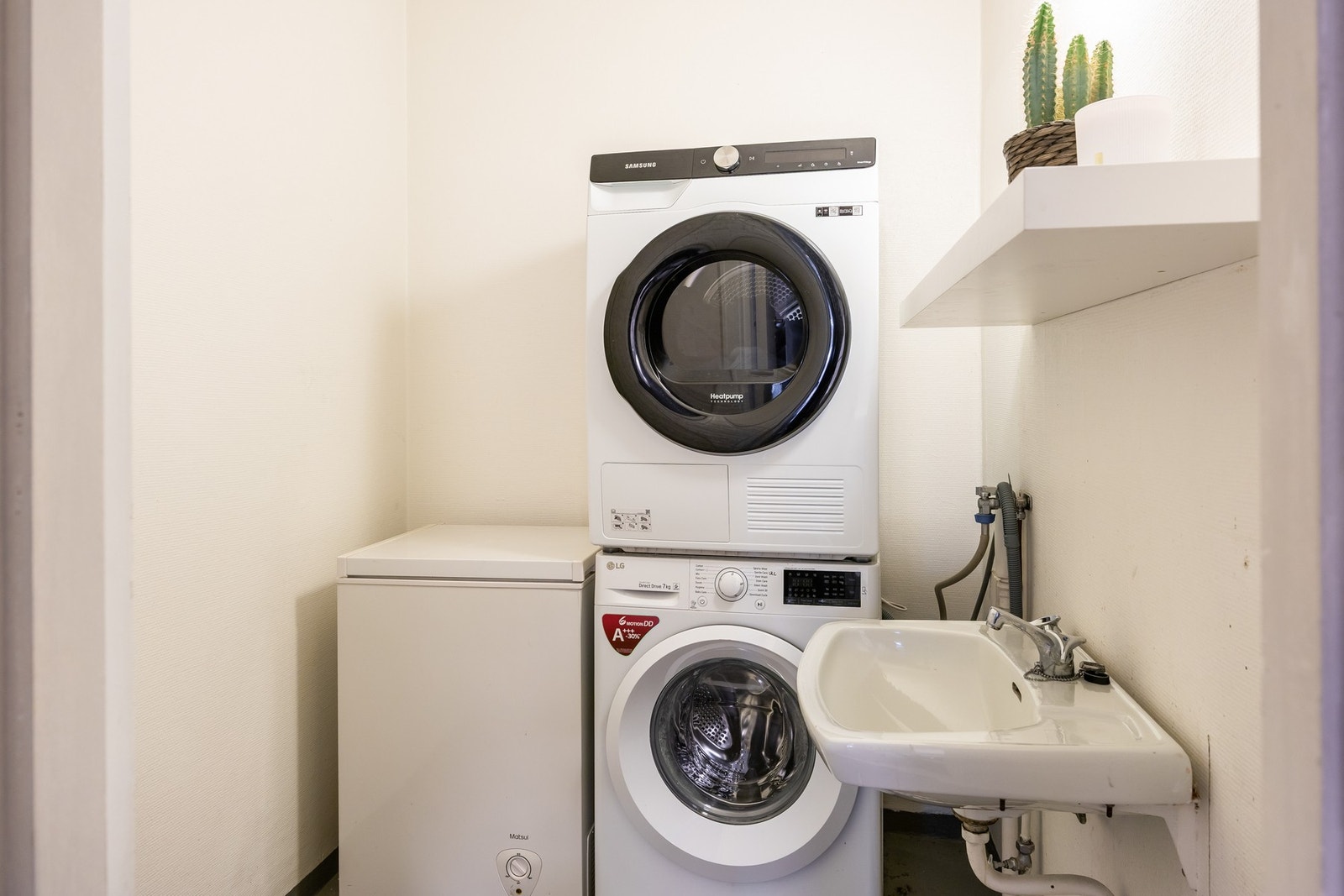 Eget separat vaskerom. Her har selger også egen fryser. Galleribilde