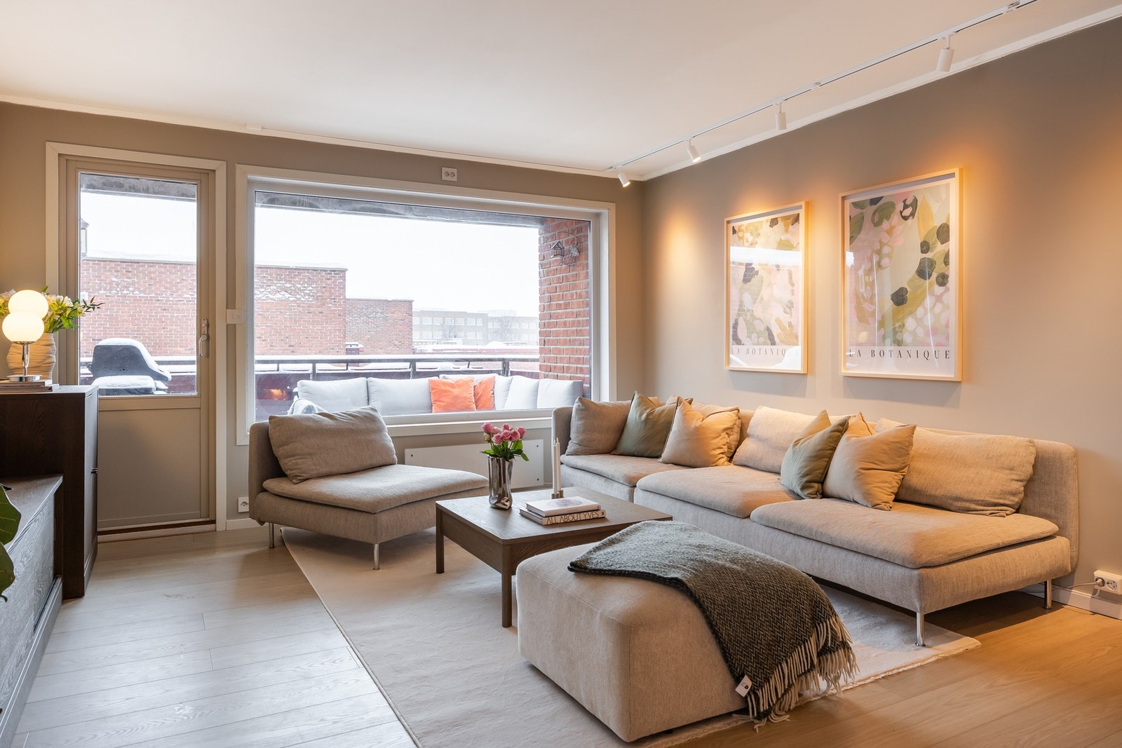 Stuen er bla. på over 34 kvm, med direkte utgang til romslig og solrik balkong. Galleribilde