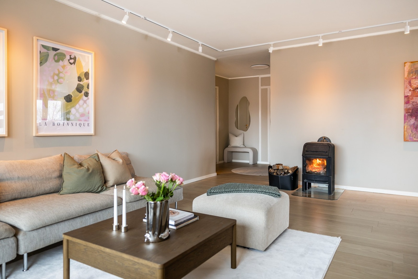 Ut i gangen har man hovedsoverommet, samt stort bad, eget vaskerom og separat WC. Galleribilde