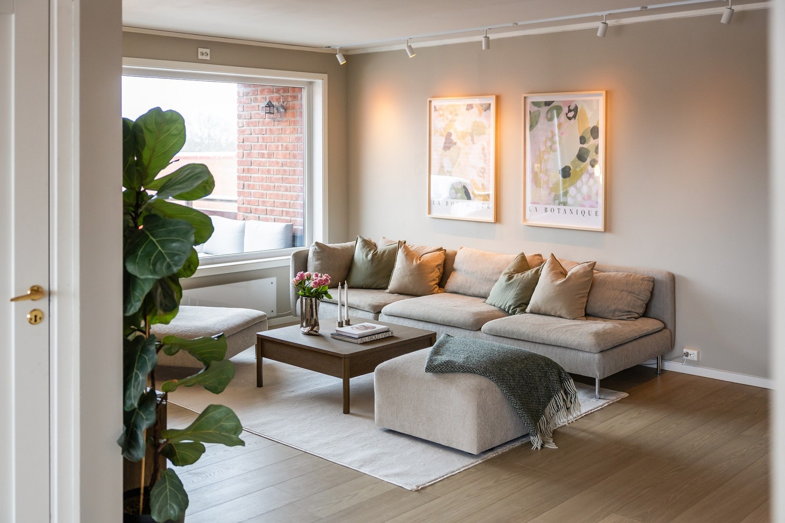 Leiligheten har fin spotbelysning Galleribilde