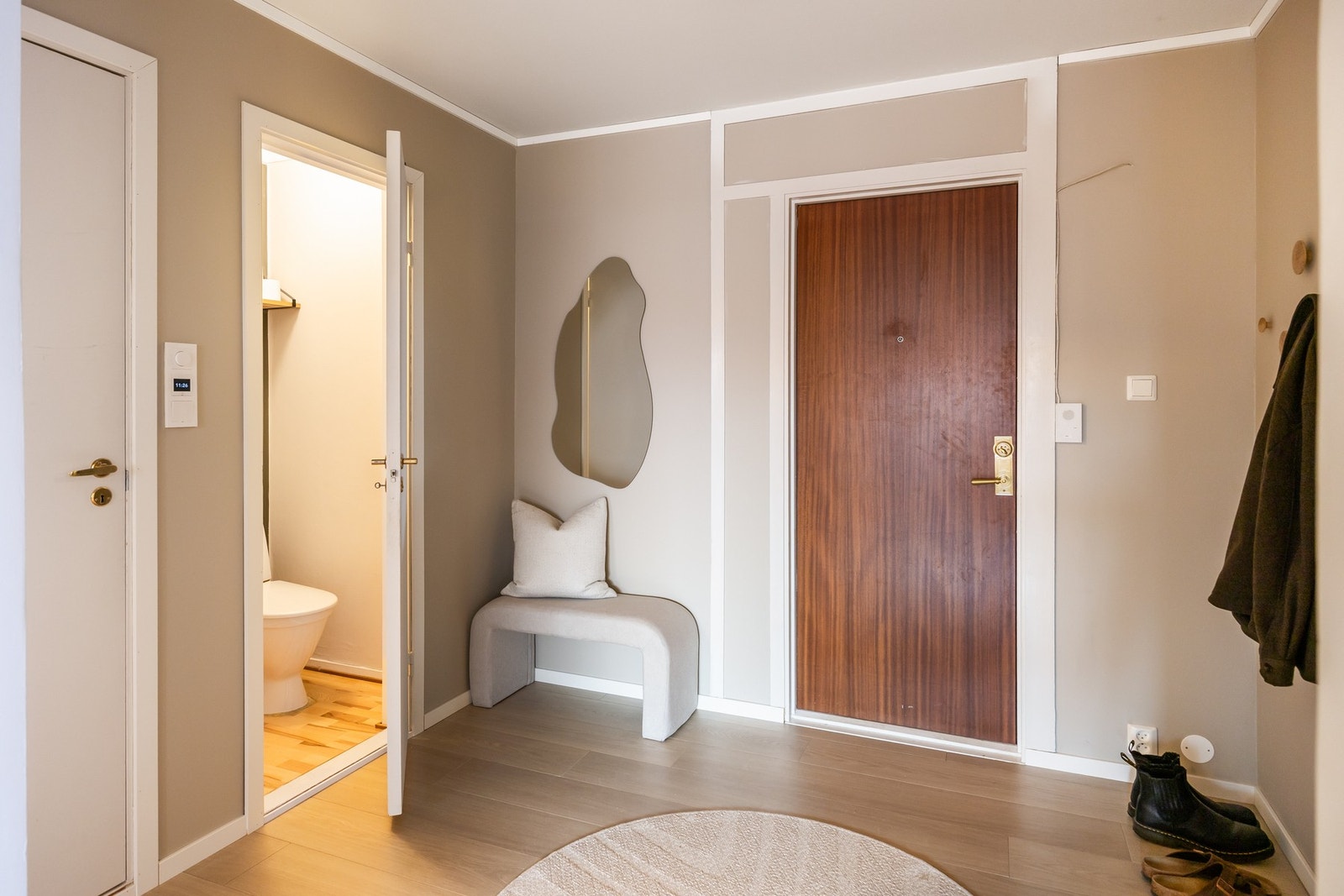 Stor entré på 6,7 kvm. God plass til oppbevaring til yttertøy. Det er callingsystem ned til inngangsdøren. Galleribilde