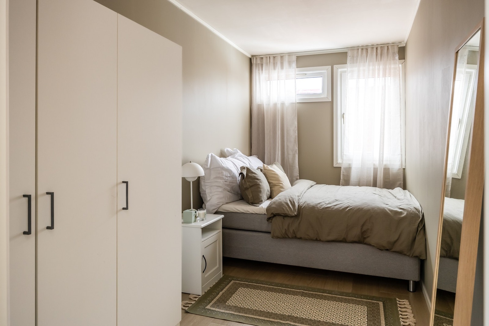 Soverom nummer 2 er på 8,6 kvm. Ypperlig som både gjesterom og barnerom Galleribilde