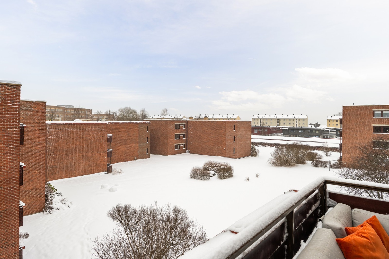 Med beliggenheten i øverste etasje har man meget god og luftig utsikt samt nydelige solforhold Galleribilde