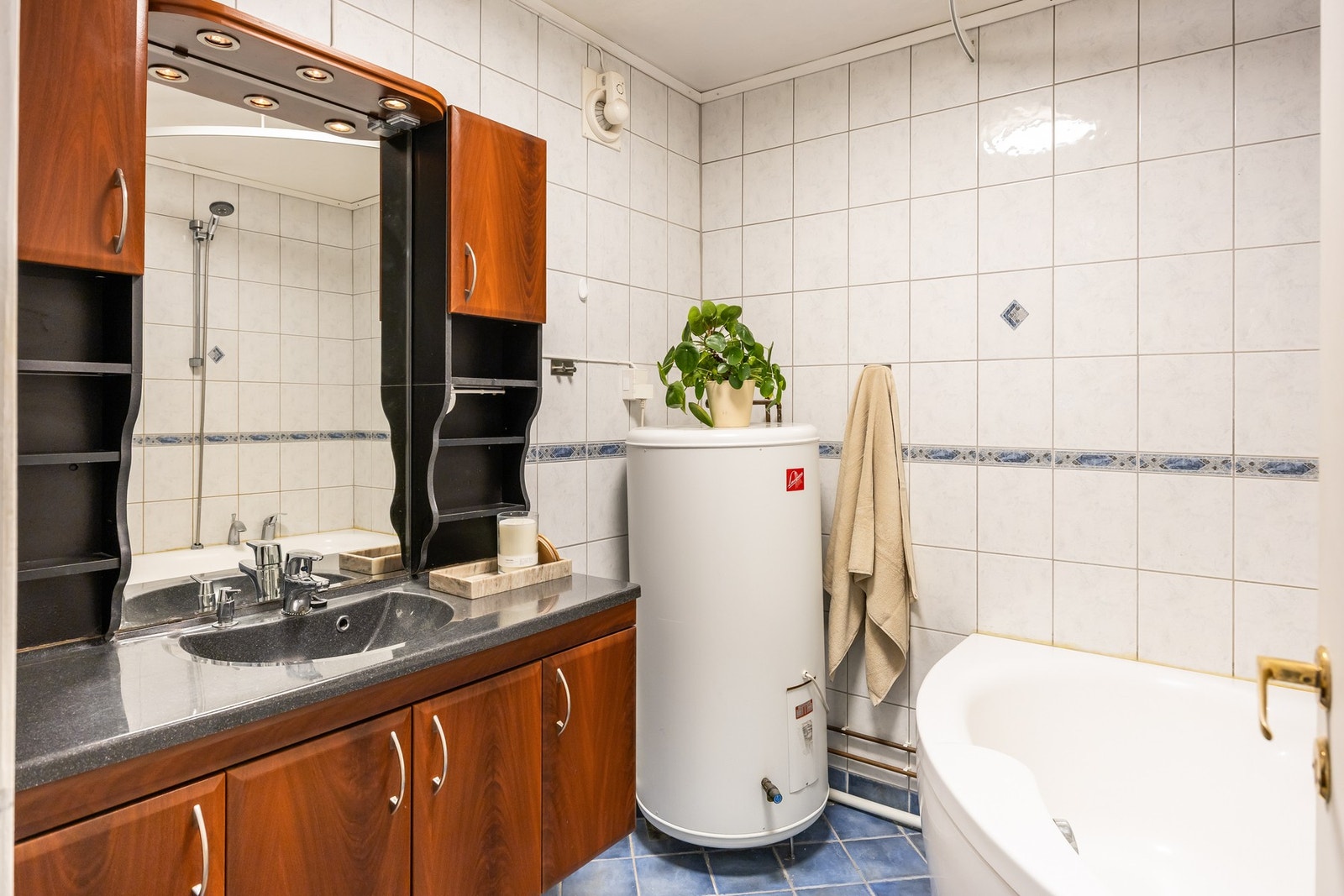 Stort bad, flislagt og med varme i gulv. Galleribilde