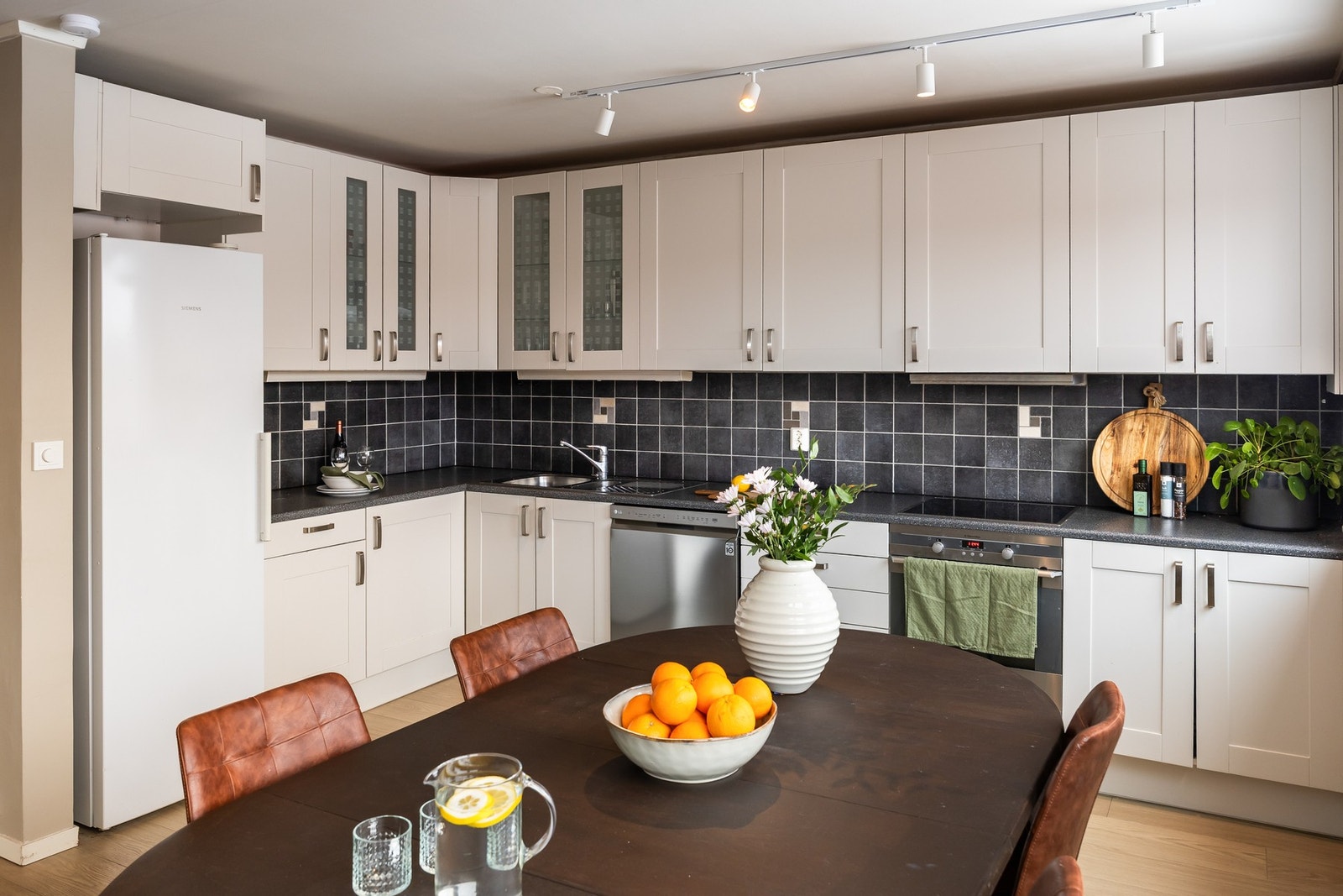 Det er meget godt med både skapplass, samt flere gode arbeidsplasser Galleribilde