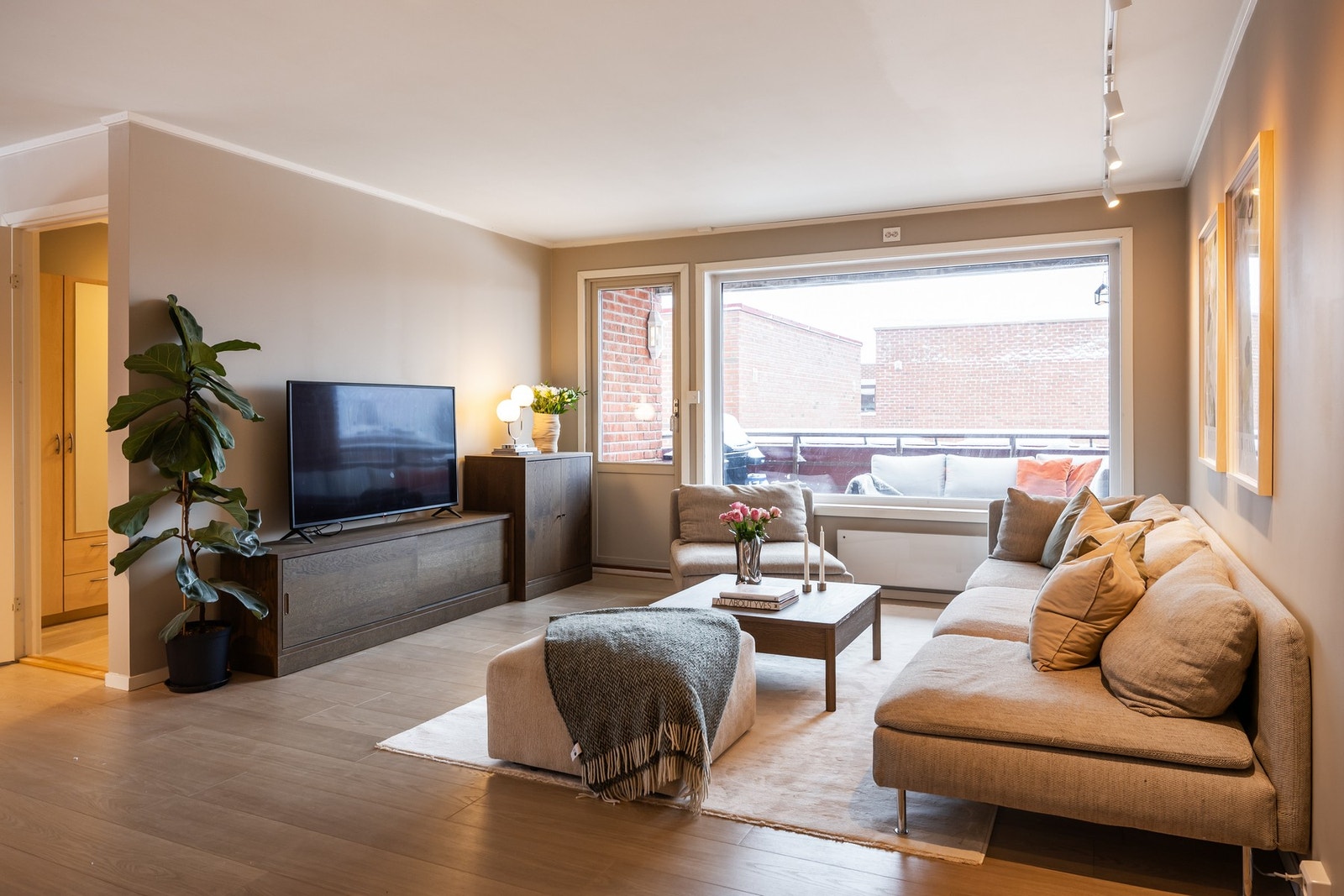 Velkommen til Østre Berg 6 - En pen og meget stor leilighet i byggets toppetasje. Galleribilde