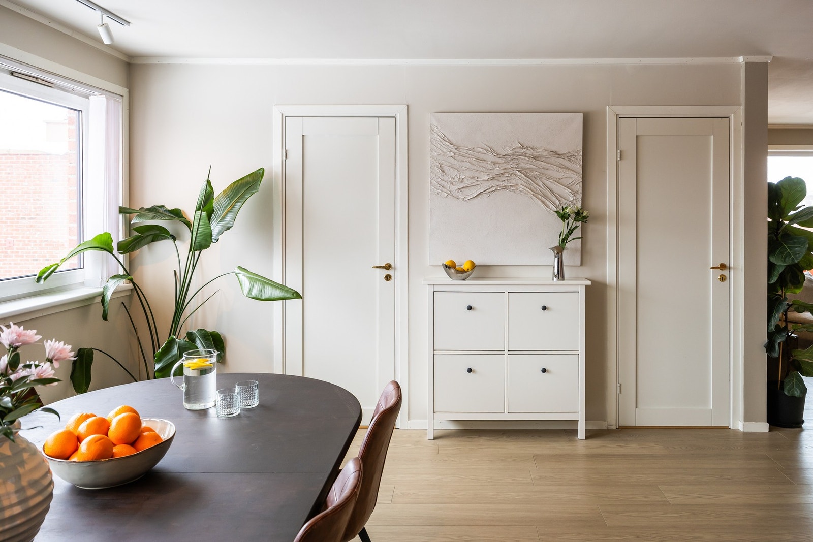 Leiligheten har et gjennomgående lyst og lunt utrykk Galleribilde