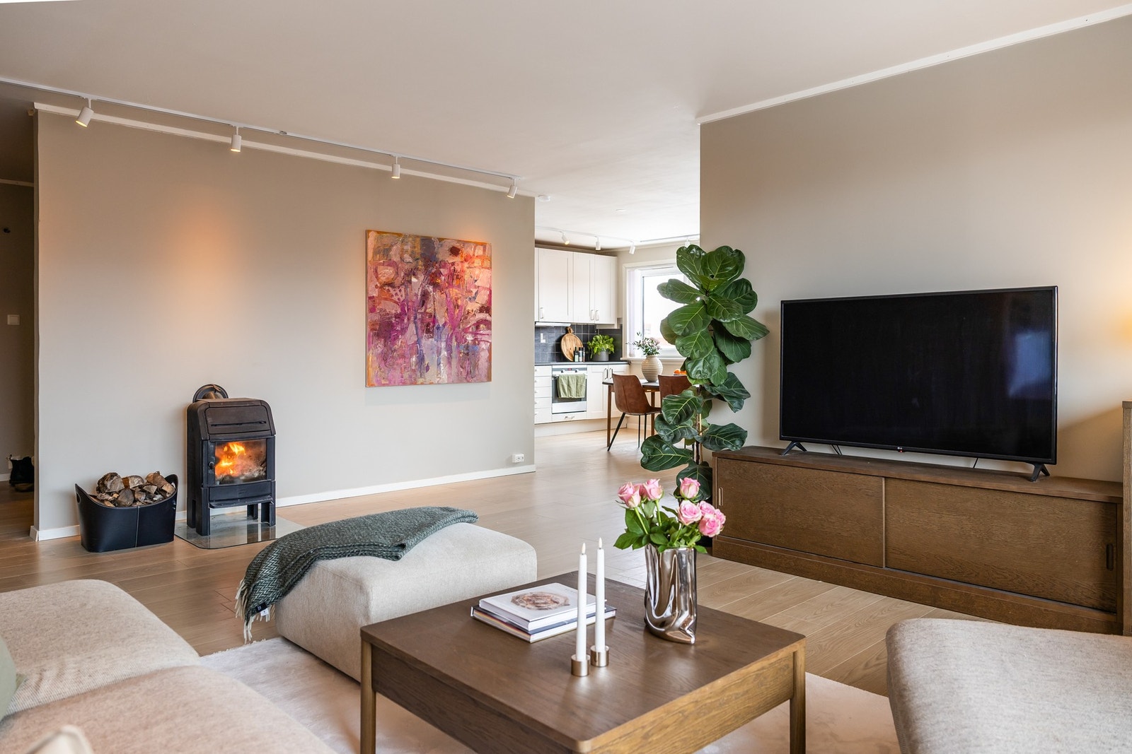 Fin og praktisk vedovn. Avgir en lun og god varme. Galleribilde