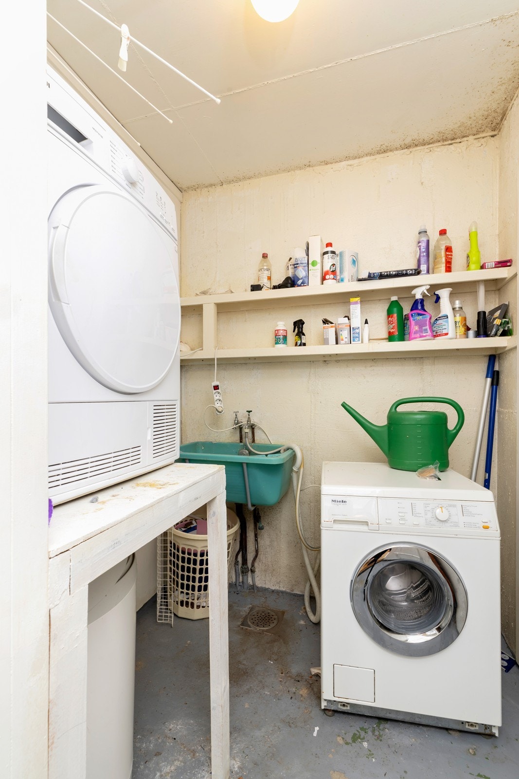 vaskerom med inngang til bod. Galleribilde
