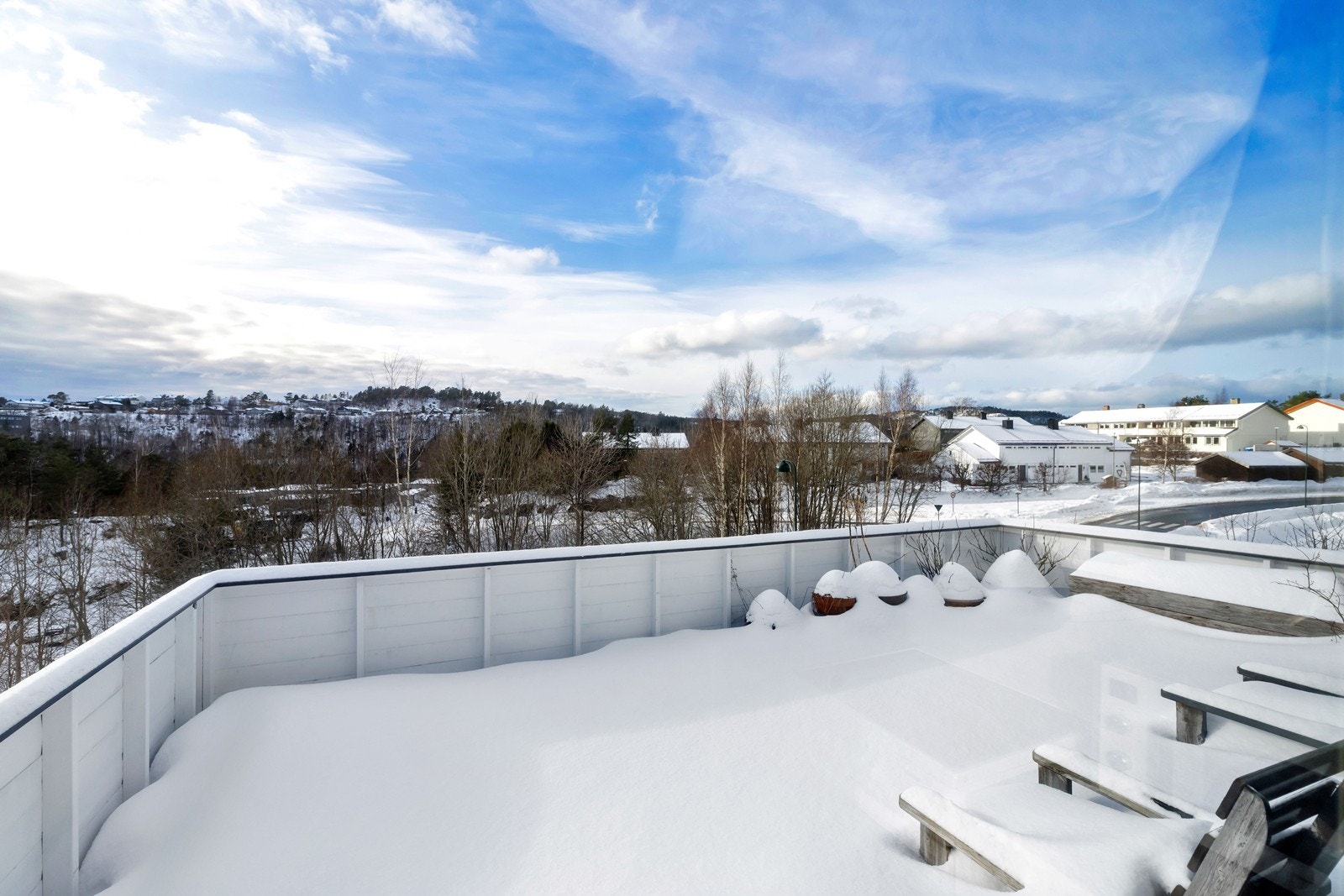 Stor solrik terrasse. Galleribilde