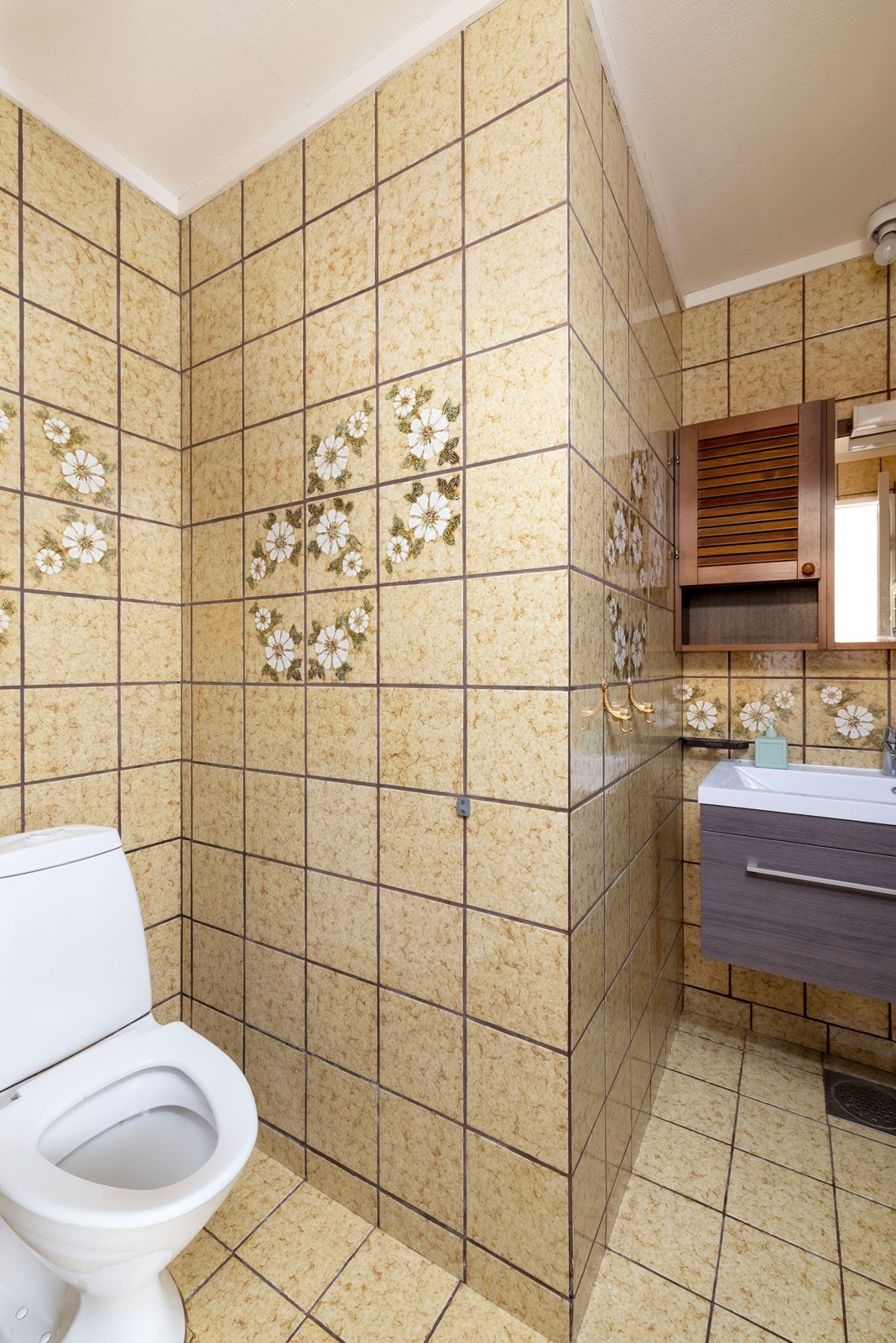 Flislagt bad. Badekar med dusj, servant og toalett. Galleribilde